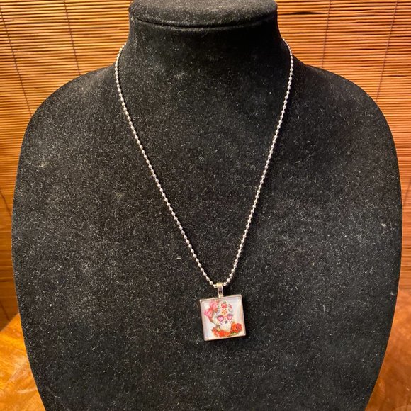 NWT Skull Dia de Los Muertos Halloween Square Pendant with Chain - Picture 2 of 2